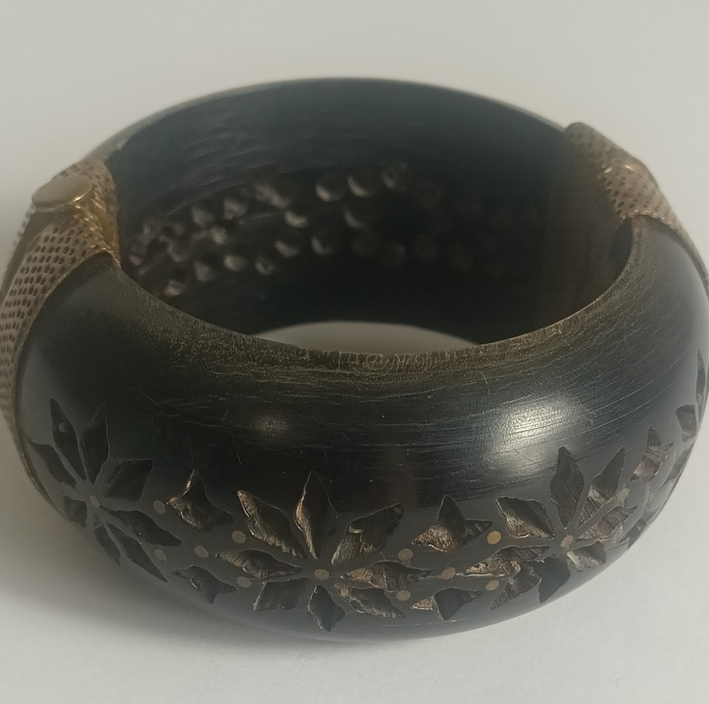 Elegant Antique Black Carved Horn and Gold Pin Clasp Bangle Bracelet